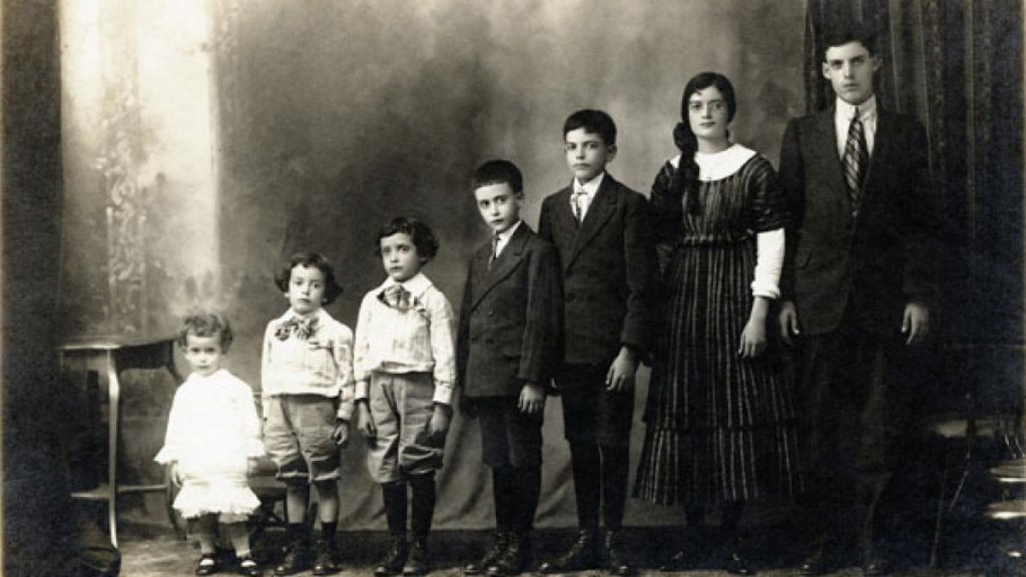 de la Torre children posing for a photograph in the early 20th century.